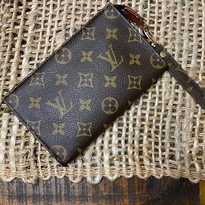 COPY - Lv wristlet